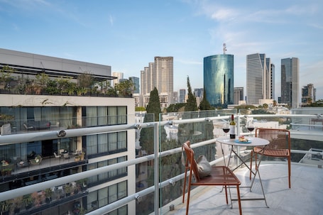 One-Bedroom Apartment with Balcony | Balcony view. master Mazeh