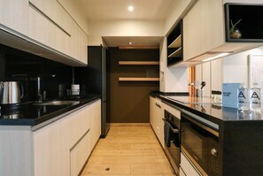 Parrilla de estufa, cafetera y tetera, tostadora y utensilios de cocina 