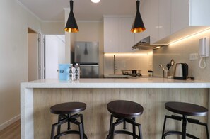 Køleskab, mikrobølgeovn, ovn, kogeplade