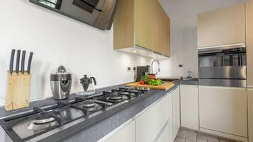 Frigorifero con congelatore, forno, lavastoviglie