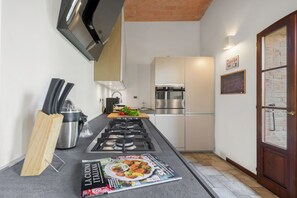 Tủ lạnh, lò nướng, máy rửa bát, dụng cụ pha espresso 