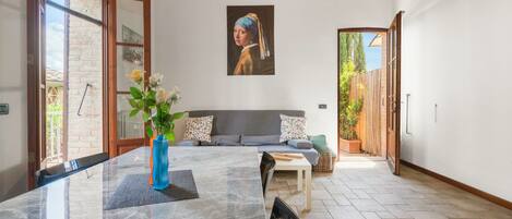 32-英寸纯平电视(配备有线频道)