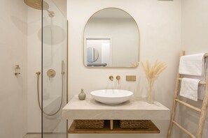 Dusche, Haartrockner, Handtücher, Seife