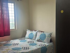 2 bedrooms, desk, WiFi, bed sheets - 2-bedroom apartment in amazing Bengaluru with WiFi in Peenya near Peenya Metro  (Bengaluru)