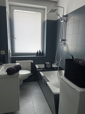 Ilmaiset hygieniatuotteet, hiustenkuivaaja, pyyhkeet, saippua