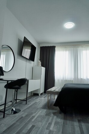 1 chambre, bureau, fer et planche à repasser, Wi-Fi