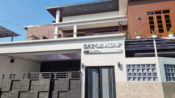 Il s’agit d’un bâtiment moderne sur lequel on peut lire l’inscription « SAICESTA HOTEL ». Il se caractérise par une structure à plusieurs étages, un toit plat et une entrée abritée.