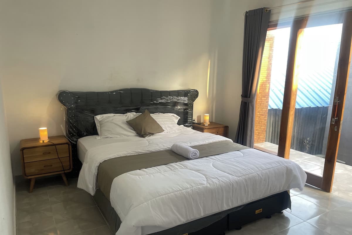 Desk, WiFi (free), bed sheets