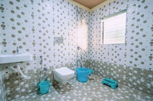 Single Cottage | Bathroom | Shower, rainfall showerhead, bidet, towels