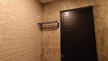Villa | Badeværelse | Gratis toiletartikler, håndklæder