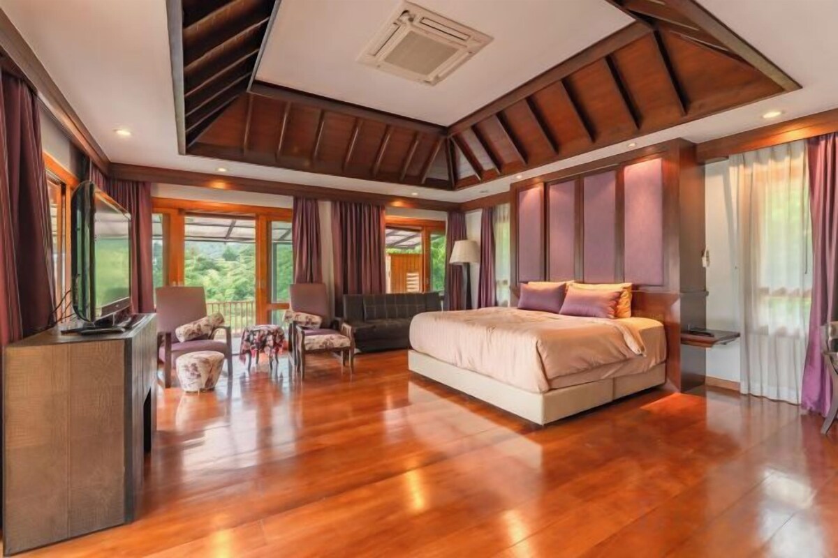 Minibar, WiFi (free), bed sheets