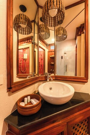 Quarto grand | Banheiro | Chuveiro, chuveiro com efeito de chuva, produtos de toalete grátis 