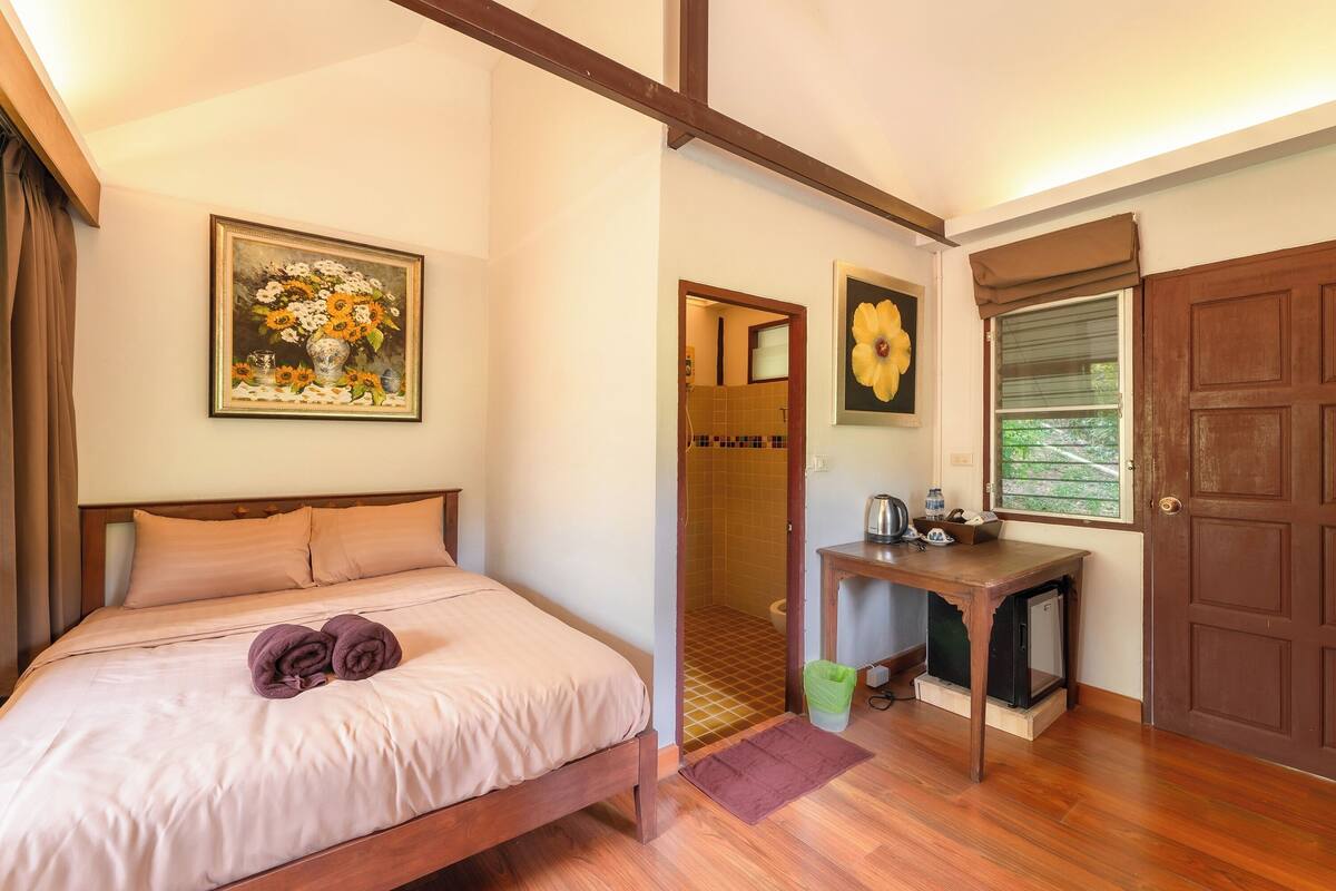 Chambre de base double | Minibar, accès au Wi-Fi (inclus), literie fournie
