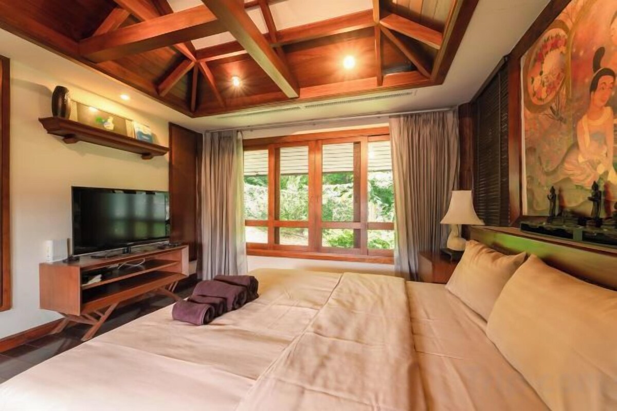 Minibar, WiFi (free), bed sheets