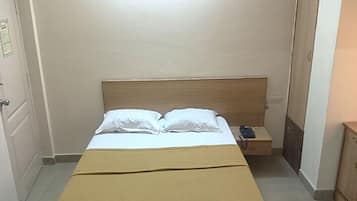 2 Bed Deluxe Non AC Room | Caja de seguridad en la habitación, escritorio y wifi gratis