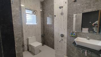 Deluxe Room | Bathroom | Shower, free toiletries, hair dryer, towels