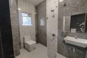 Deluxe Room | Bilik Mandi | Pancuran mandi, kelengkapan dandanan diri percuma, pengering rambut 