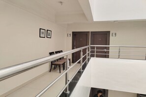 المنشأة من الداخل