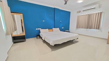 Deluxe Room | Desk, free WiFi, bed sheets