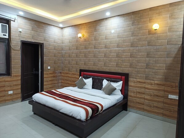 Deluxe Room | In-room safe, desk, free WiFi, bed sheets - Swastika Homes Near Wave City Center Noida (Noida)