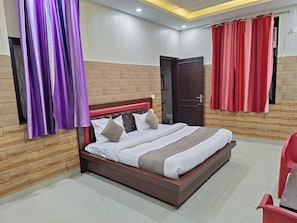 Deluxe Room | In-room safe, desk, free WiFi, bed sheets - Swastika Homes Near Wave City Center Noida (Noida)