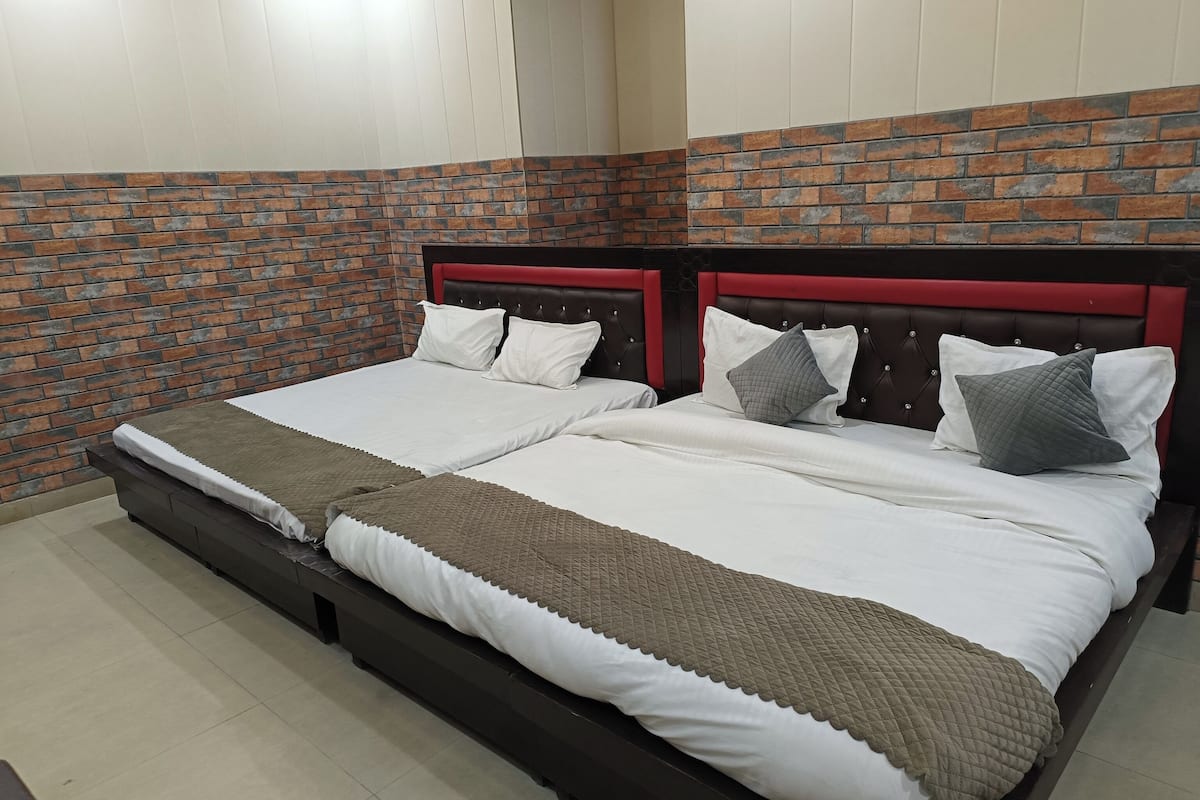 Premium Room | In-room safe, desk, free WiFi, bed sheets