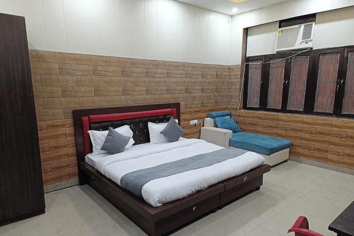 Deluxe Room | In-room safe, desk, free WiFi, bed sheets