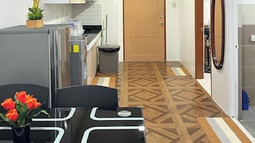 Condo estándar, 2 habitaciones | 2 habitaciones, escritorio, tabla de planchar con plancha y wifi gratis