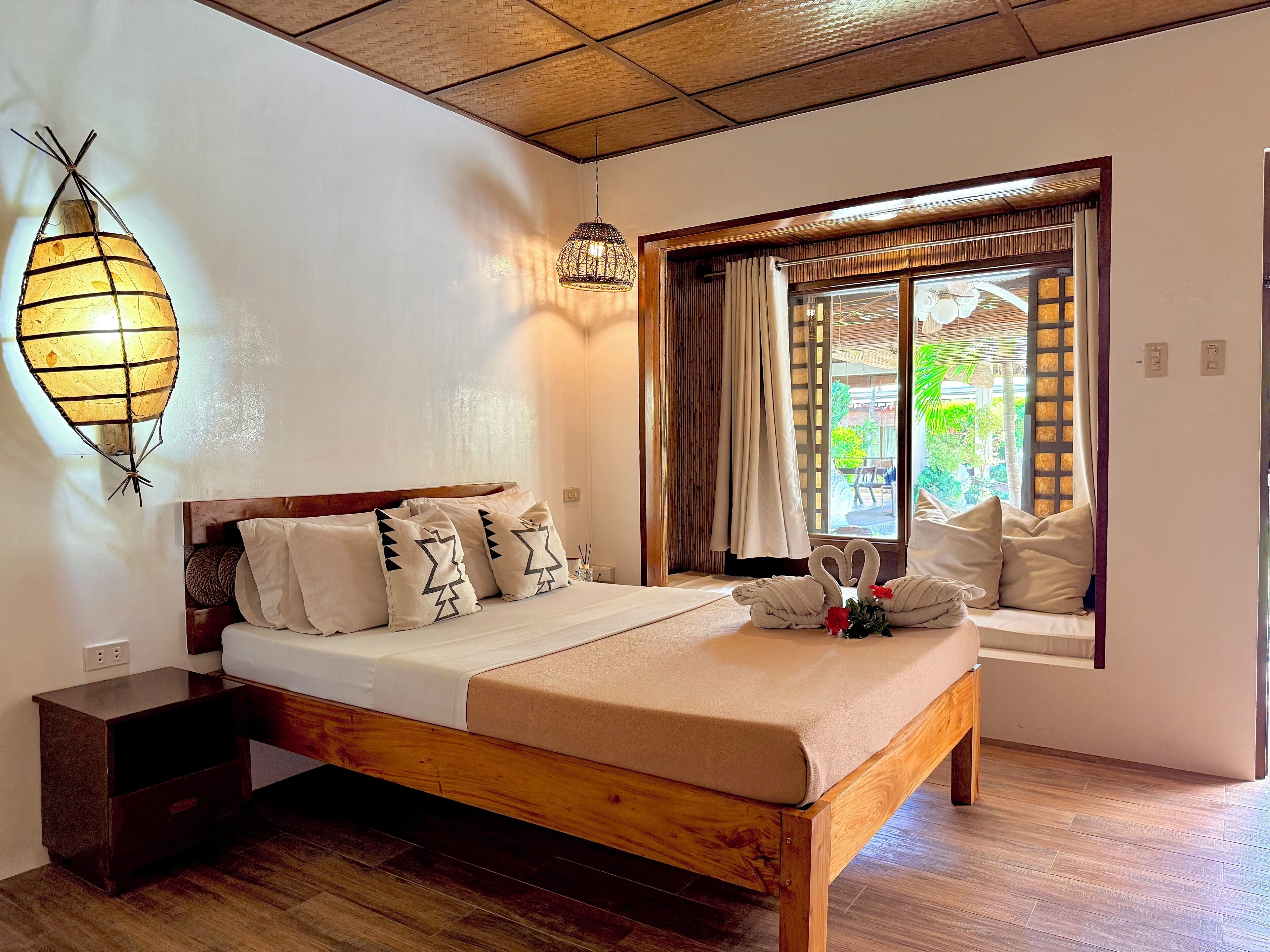 Superior Room | In-room safe, desk, bed sheets