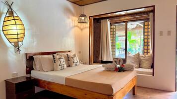 Caja de seguridad en la habitación, escritorio y ropa de cama