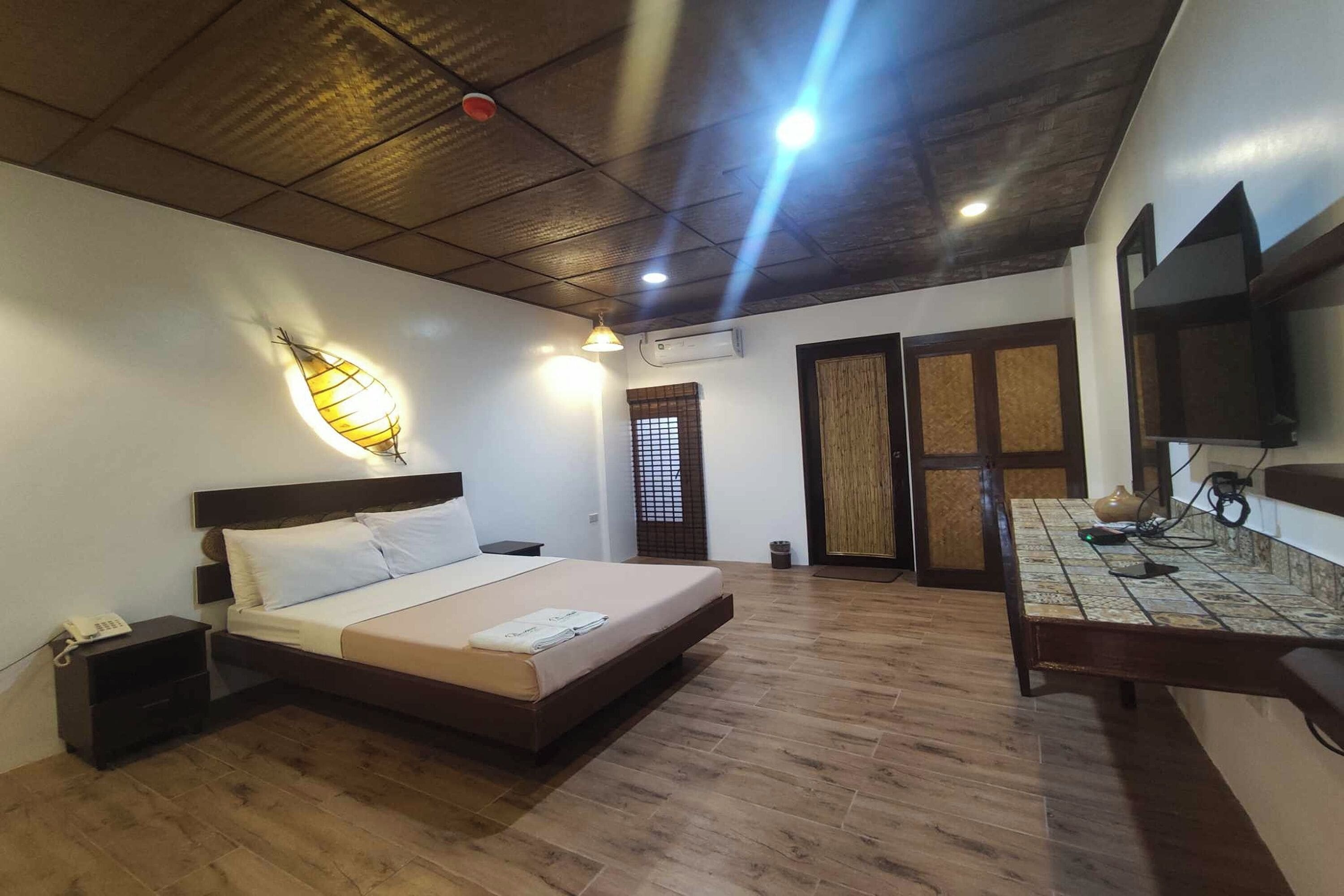 Superior Room | In-room safe, desk, bed sheets