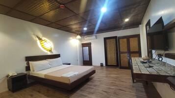 Superior Room | In-room safe, desk, bed sheets