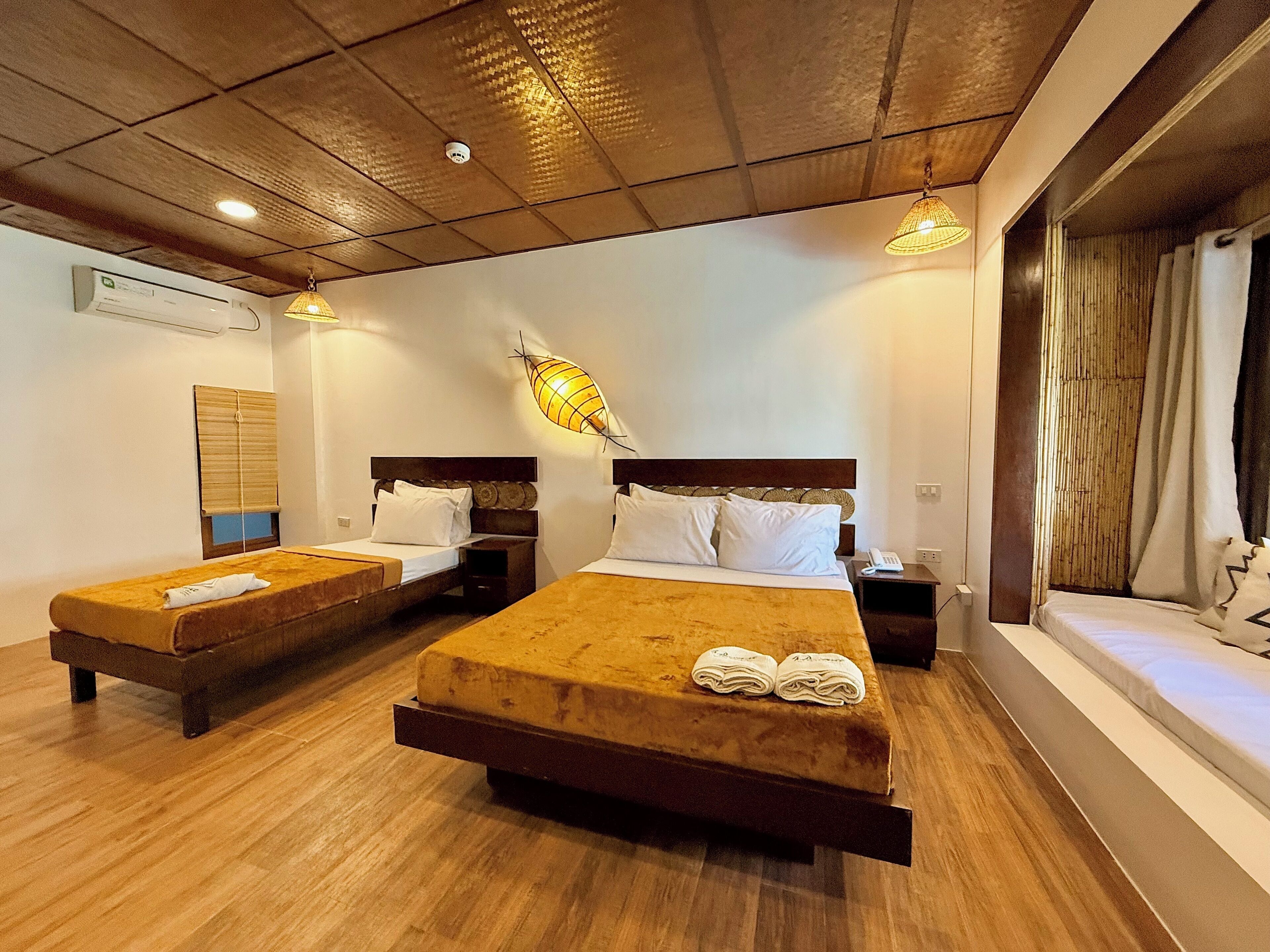 Junior Suite | In-room safe, desk, bed sheets