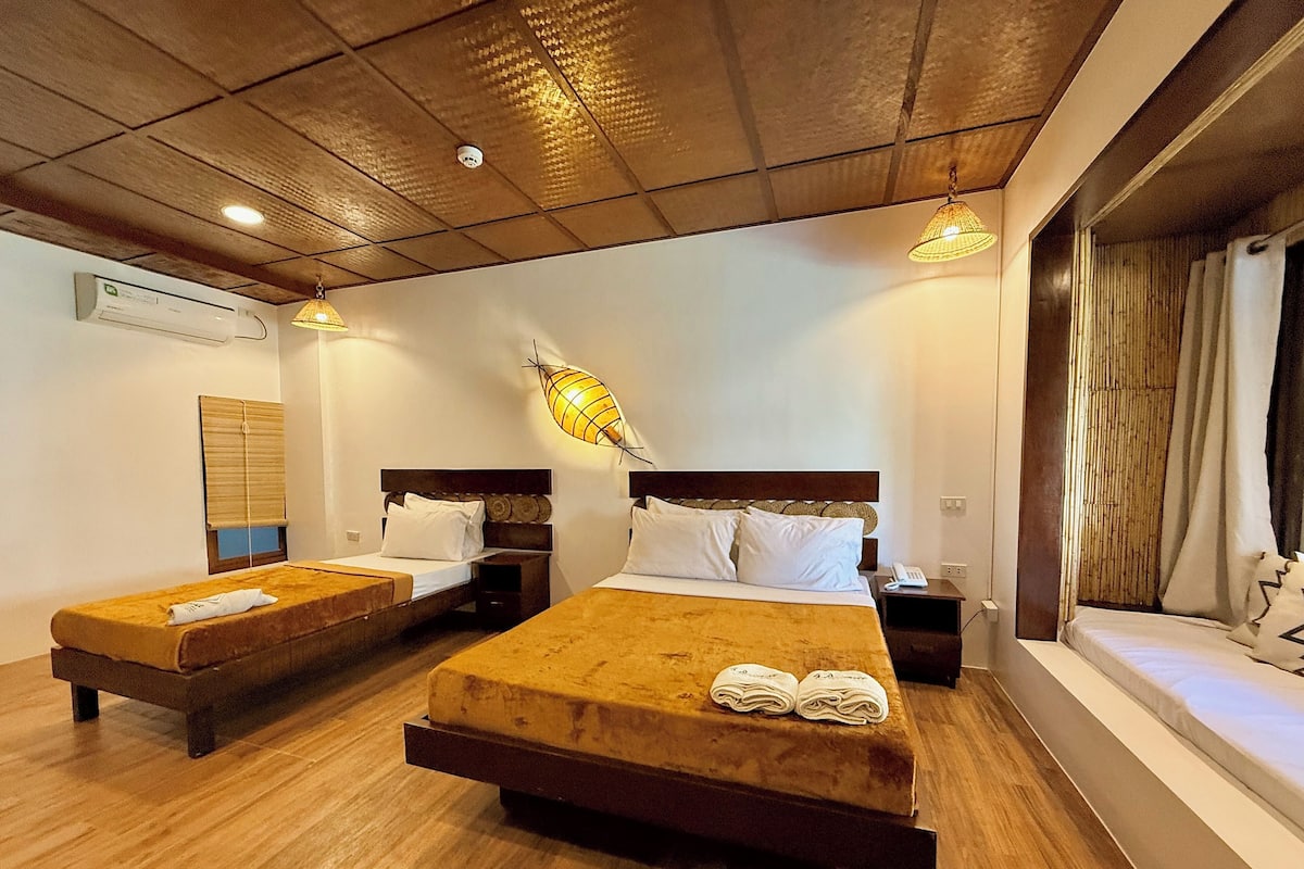 Junior Suite | In-room safe, desk, bed sheets