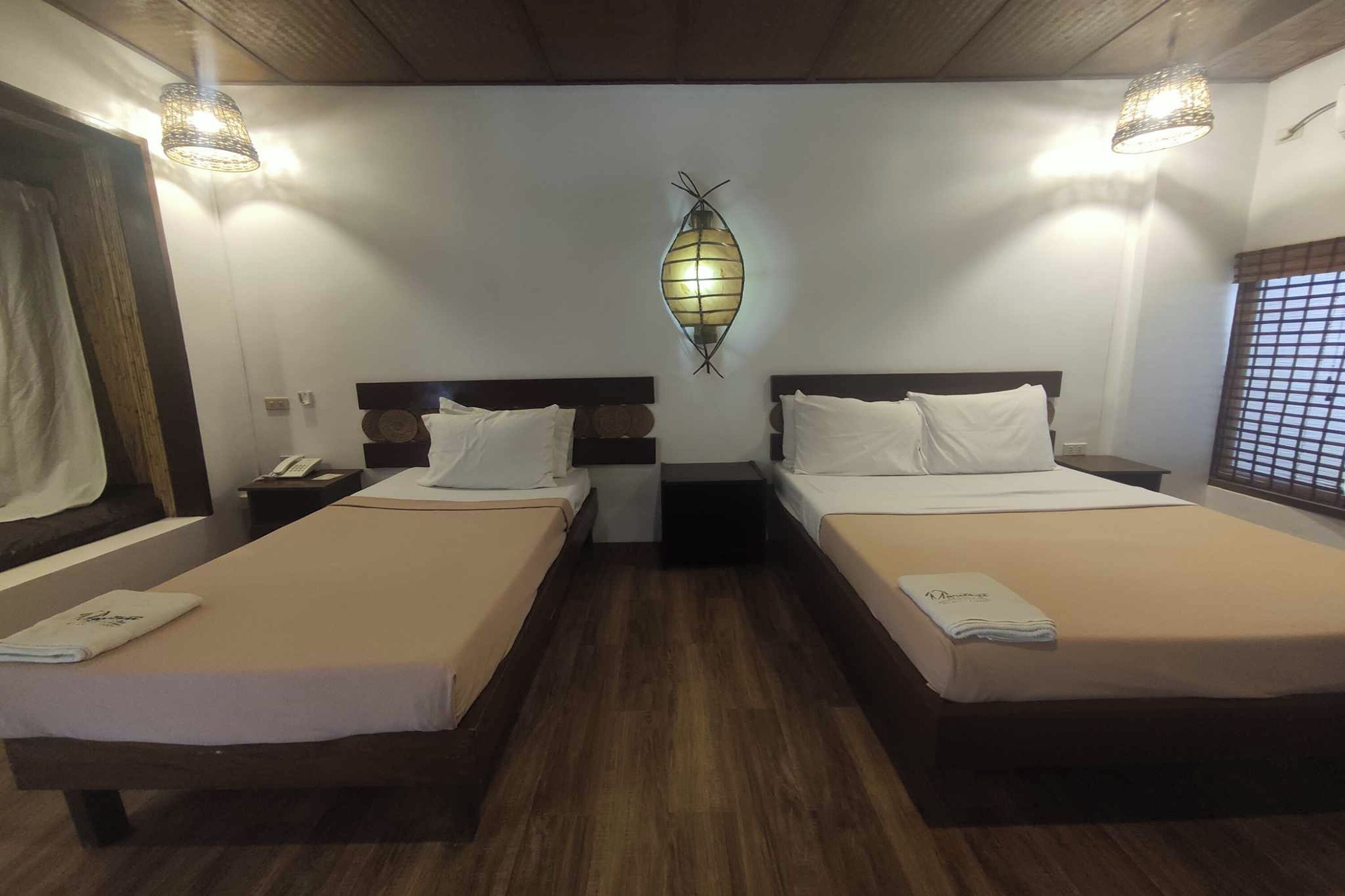 Suite Junior | Una cassaforte in camera, una scrivania, lenzuola