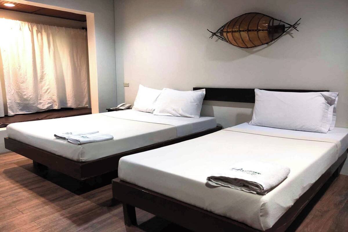Coffres-forts dans les chambres, bureau, draps fournis