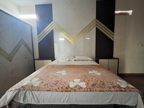 Standard Room | Desk, iron/ironing board, free WiFi - Villa Zahira & House 2 (Jambi)