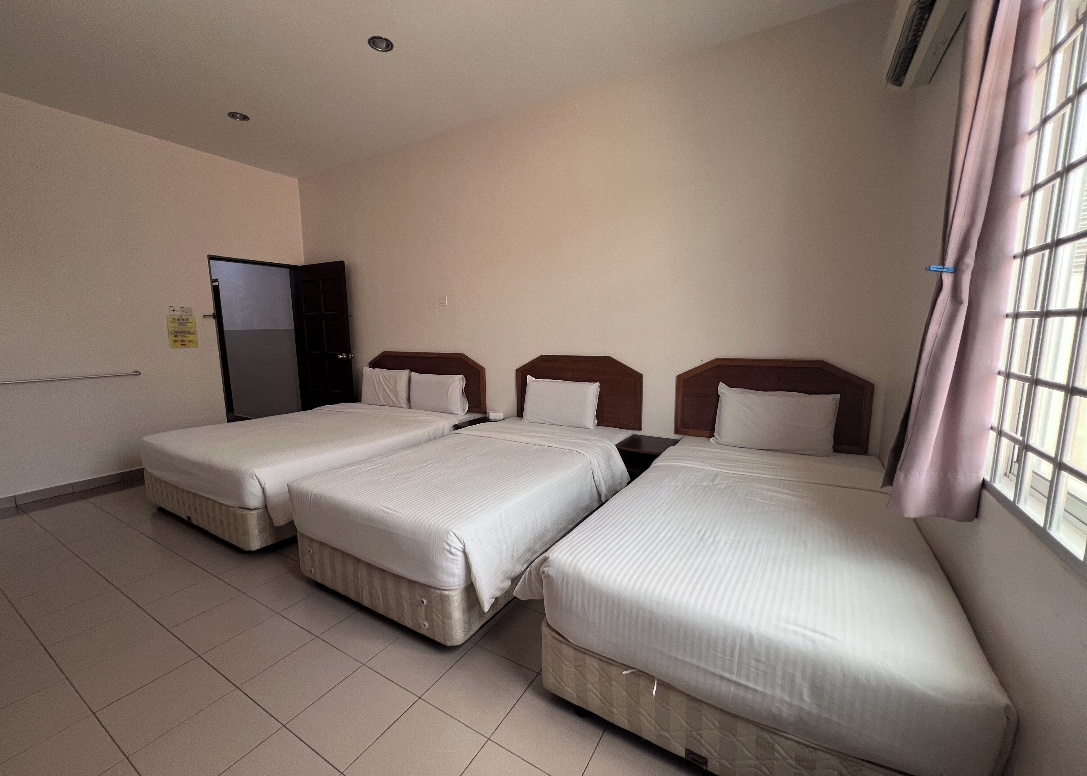 Family Room | Desk, blackout drapes, free WiFi