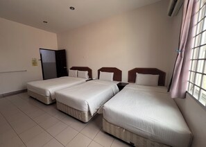 Family Room | Desk, blackout drapes, free WiFi - SL Guesthouse Kuantan, Pahang (Kuantan)