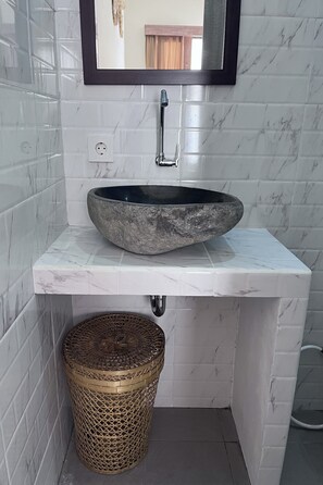 Chambre Double Standard | Salle de bain | Douche, douche à « effet pluie », serviettes fournies