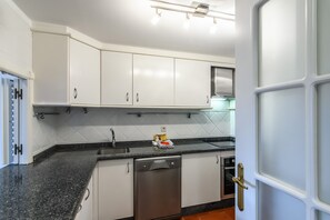 Fridge, oven, dishwasher, coffee/tea maker