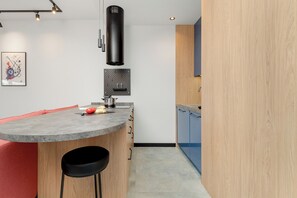 Appartamento, 1 camera da letto, balcone | Cucina privata | Microonde, forno, bollitore elettrico, tavolo da pranzo