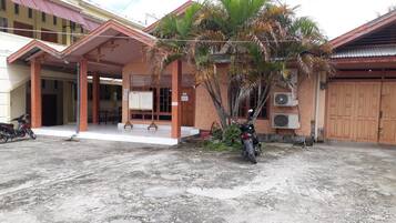 Vista frontal de la propiedad