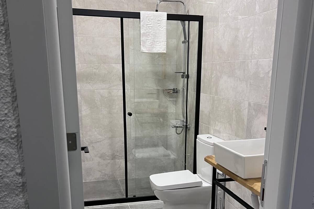 Deluxe Tek Büyük Yataklı Oda, Bahçe Manzaralı, Bahçeli | Mısır pamuklu çarşaf takımı, kaliteli yatak takımı, minibar 