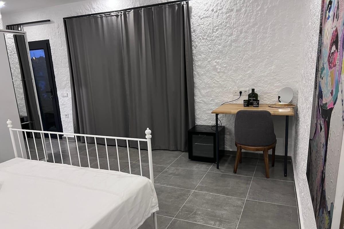 Junior Tek Büyük Yataklı Oda, 1 Çift Kişilik Yatak, Bahçe Manzaralı | Mısır pamuklu çarşaf takımı, kaliteli yatak takımı, minibar 