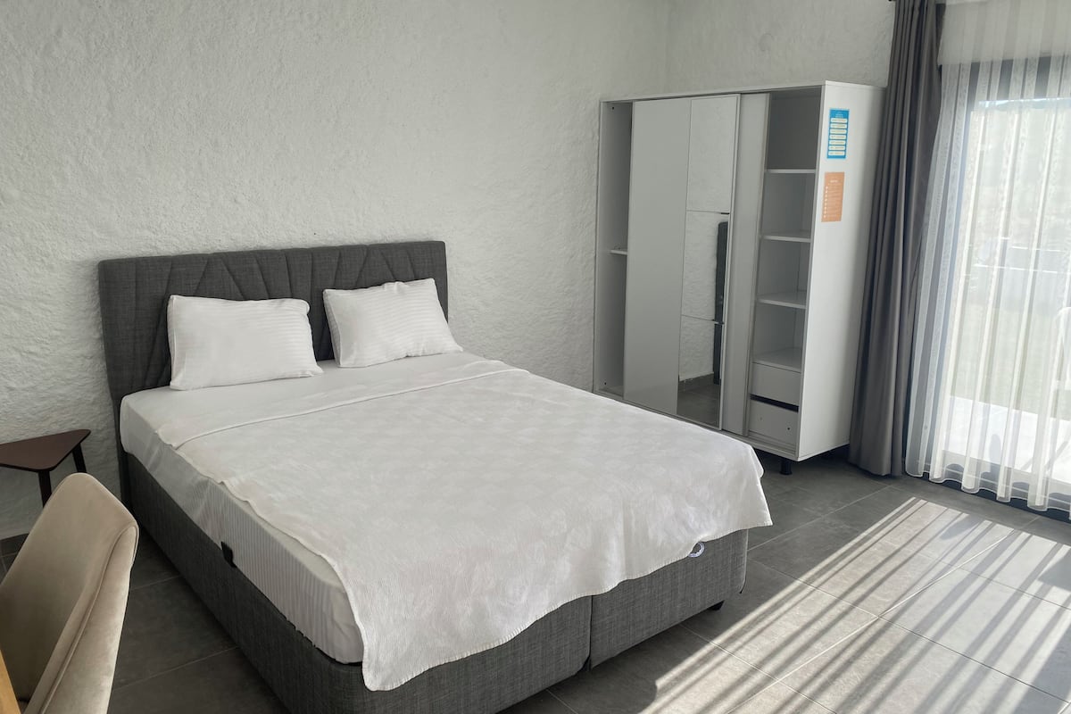 Deluxe Tek Büyük Yataklı Oda | Mısır pamuklu çarşaf takımı, kaliteli yatak takımı, minibar 