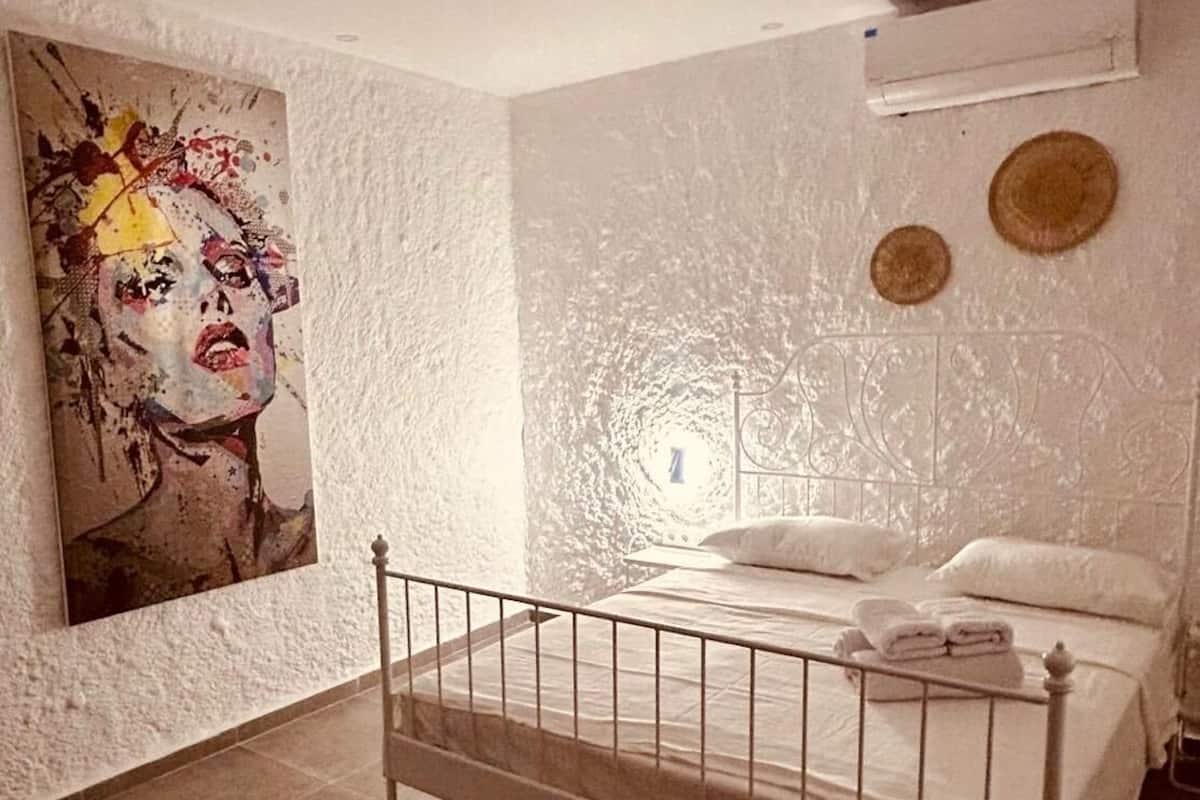 Deluxe Tek Büyük Yataklı Oda | Mısır pamuklu çarşaf takımı, kaliteli yatak takımı, minibar 