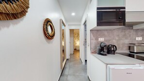 Apartamento luxo | Cozinha privada | Micro-ondas, talheres/pratos/utensílios de cozinha, freezer
