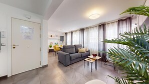 Deluxe-Apartment | Wohnbereich | Fernseher
