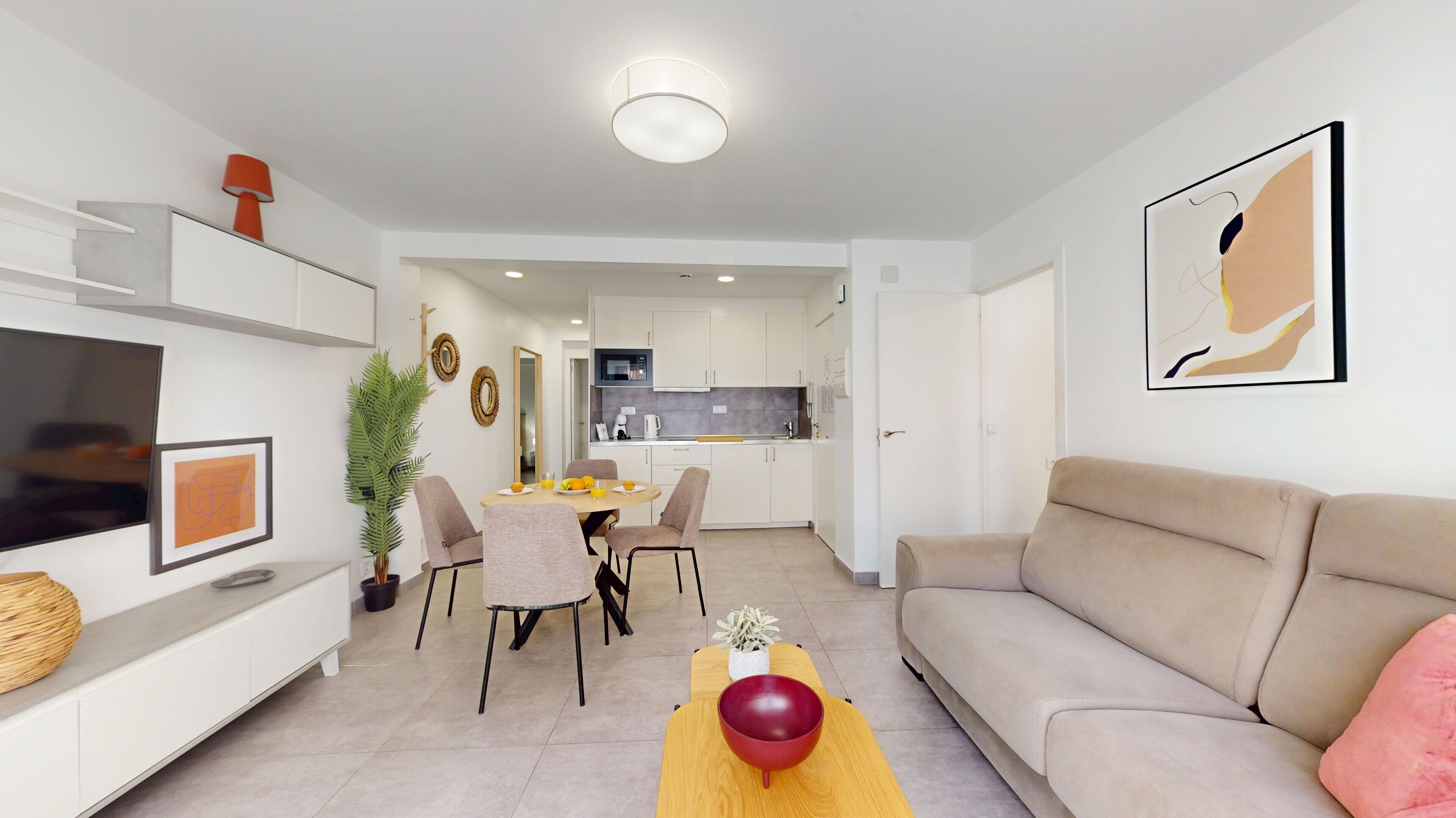 Una sala de estar moderna con un sofá, una mesa de centro y un comedor.